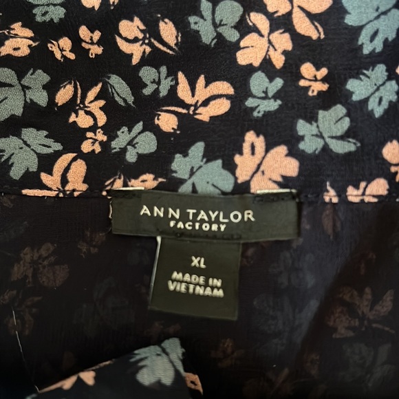 Ann Taylor Factory flutter sleeve floral blouse - size XL - Picture 4 of 4